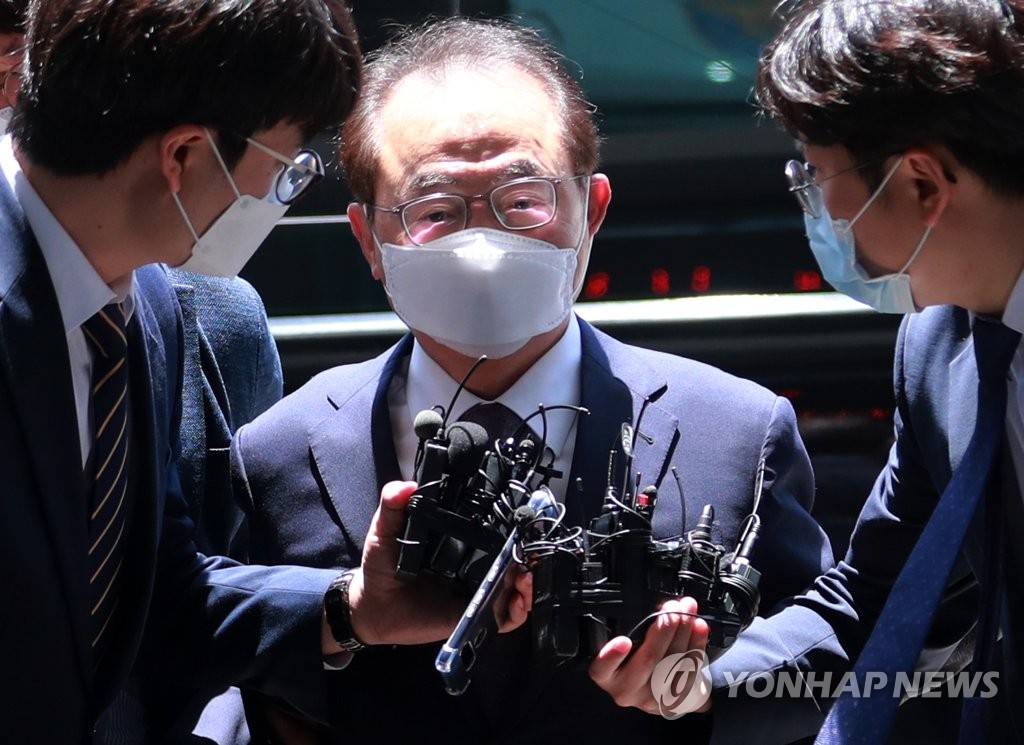 6月2日，在釜山市东莱警察署，吴巨敦走入警署。 韩联社