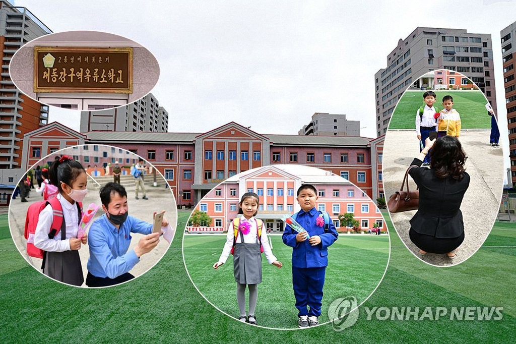 朝鲜外宣媒体“回声”6月4日报道，位于平壤市的一所小学3日开学复课。图为家长们给孩子拍照。 “回声”官网截图（图片仅限韩国国内使用，严禁转载复制）