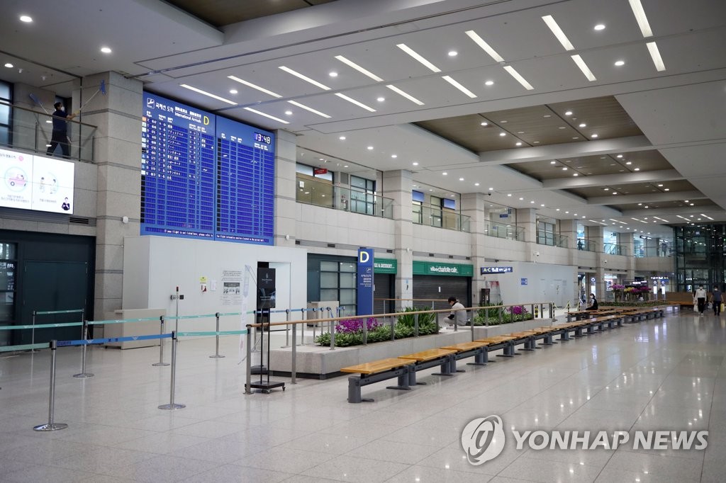 资料图片：疫情下空荡的仁川机场入境大厅，图片摄于6月10日。 韩联社