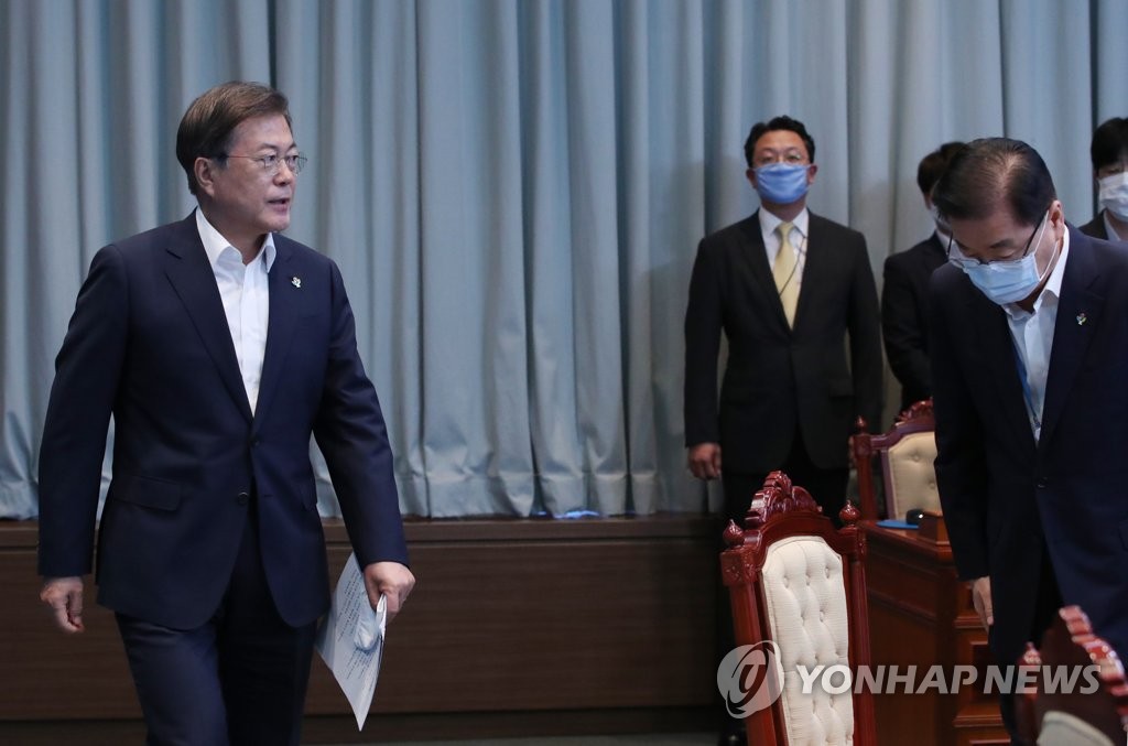 6月15日，在青瓦台，文在寅（左）出席首席秘书与辅佐官会议。 韩联社