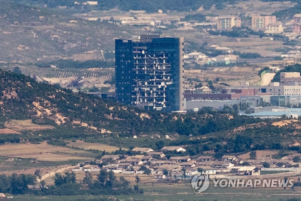 资料图片：韩朝联办遭爆破。 韩联社