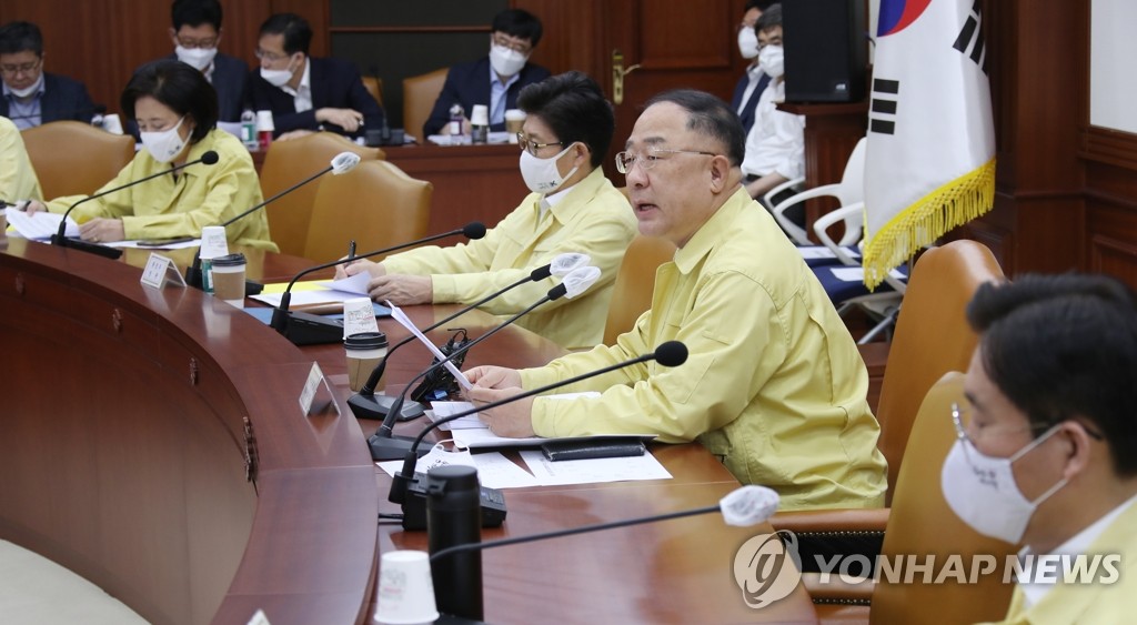 资料图片：6月25日，在中央政府首尔办公楼，韩国经济副总理兼企划财政部长官洪楠基（右二）主持召开紧急经济中央对策本部第8次会议。 韩联社