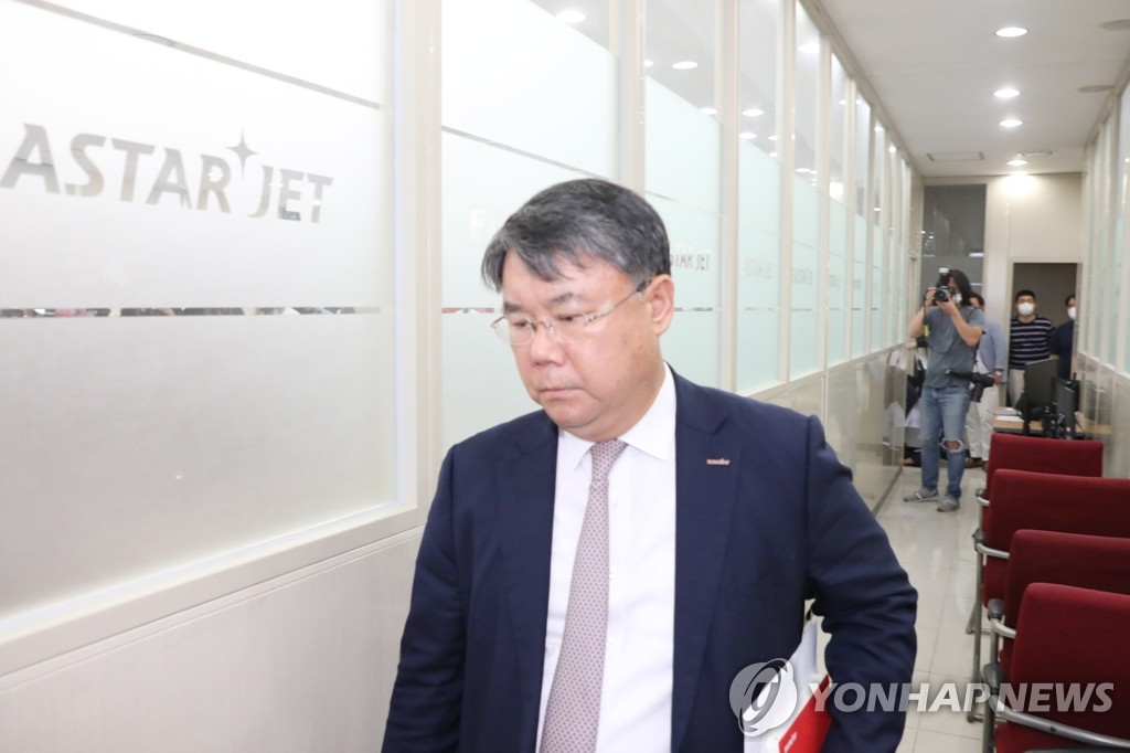 6月29日，在易斯达航空公司总部，公司代表崔钟求走入记者会场将就并购事宜发表立场。 韩联社