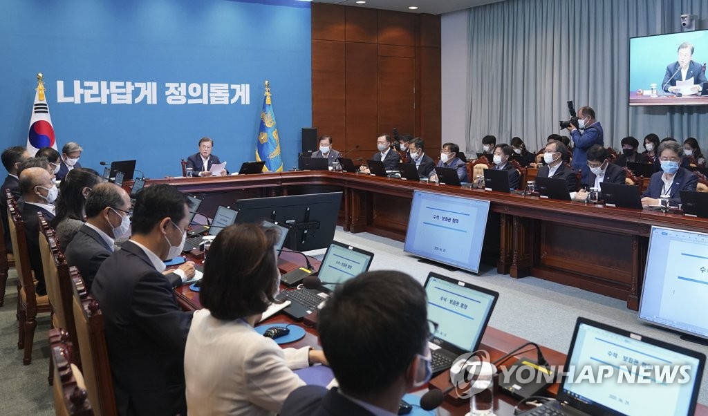 资料图片：6月29日，韩国总统文在寅在青瓦台主持首席秘书和辅佐官会议。 韩联社