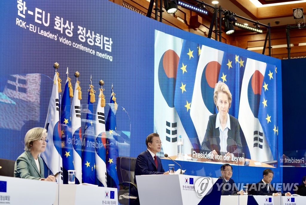 6月30日，在青瓦台，文在寅同欧盟欧洲理事会主席米歇尔和欧盟委员会主席冯德莱恩举行视频会谈。 韩联社