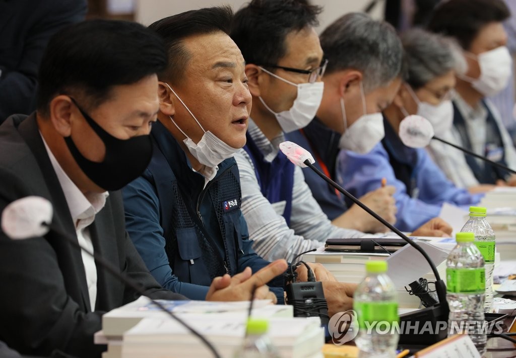 7月1日,韩国最低时薪诿员会第四次会议在中 央晸府首尔办公楼举行。 韩联社