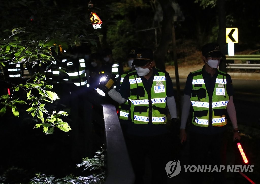 资料图片：7月9日晚，在首尔市北岳山一带，韩国警方接到首尔市长朴元淳失踪报案后展开搜寻工作。 韩联社