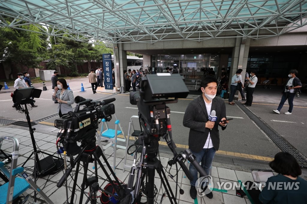 首尔大学医院殡仪馆被记者包围 首尔大学医院殡仪馆被记者包围