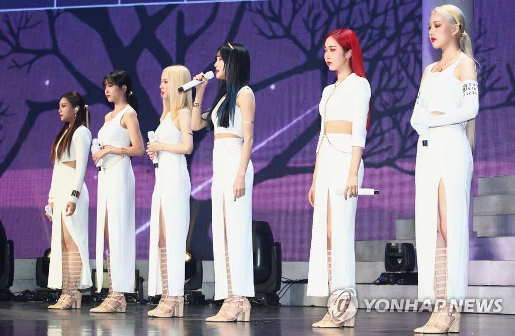 7月13日，在首尔市广津区YES24 LIVE HALL，女团GFRIEND在迷你专辑《回：Song of the Sirens》抢听会上展示新歌舞台。 韩联社 