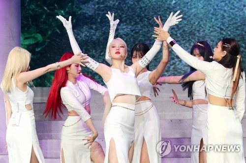 7月13日，在首尔市广津区YES24 LIVE HALL，女团GFRIEND在迷你专辑《回：Song of the Sirens》抢听会上展示新歌舞台。 韩联社 