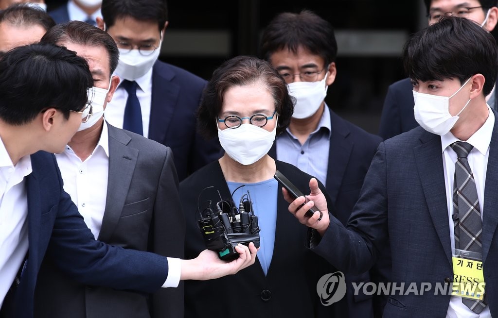 韩进集团前会长夫人走出法庭 韩进集团前会长夫人走出法庭