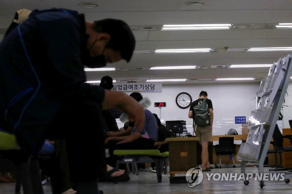资料图片：7月15日，求职者等待参加首尔市中区的一就业福利中心举办的失业补助申领培训。 韩联社