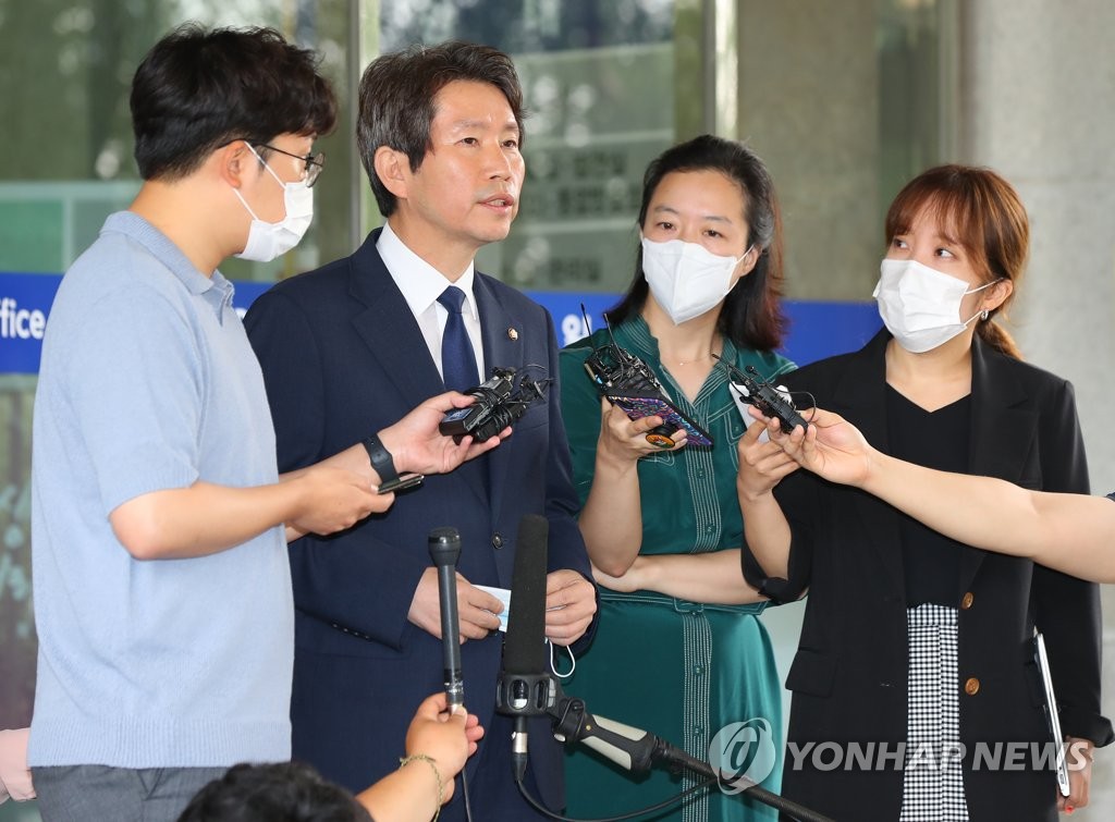 资料图片：韩国统一部长官被提名人李仁荣在接受记者提问。 韩联社