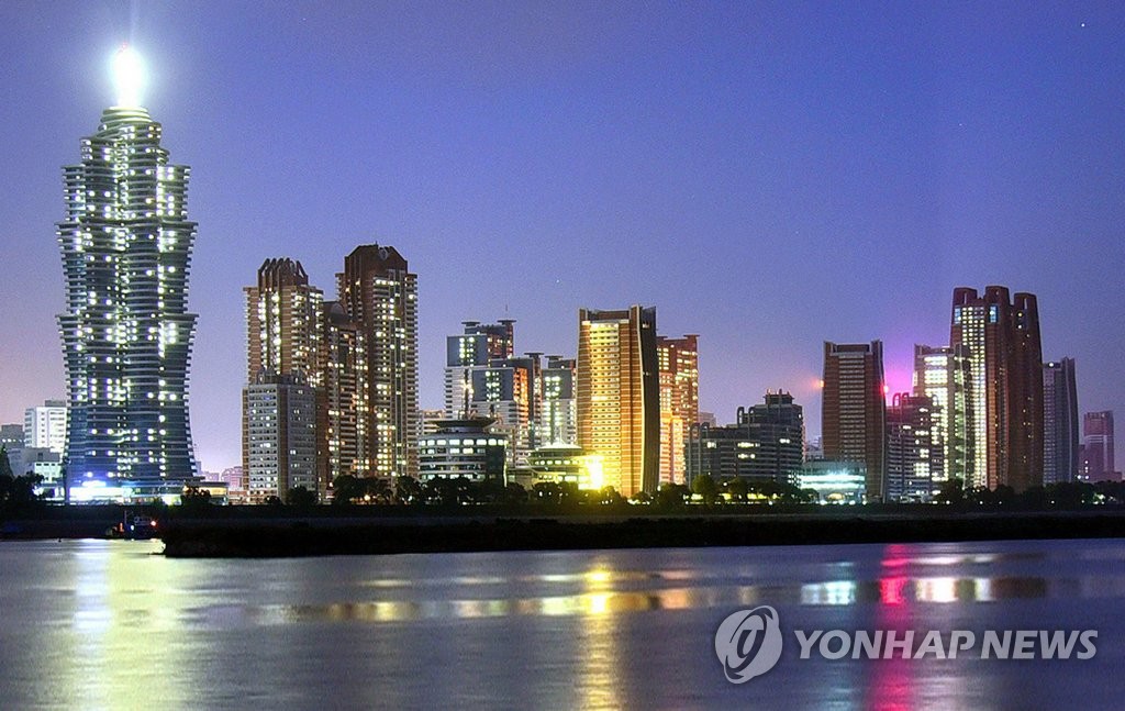 朝鲜外宣媒体“曙光”7月21日报道称,和黎明大街的“不夜景”将平壤的夜晚渲染得更为多姿多彩,勾勒出别样风景。图为夜景。朝鲜多年来一直面临缺电难题,但图片中的所有建筑大楼都灯火华丽。 韩联社/“曙光”官网截图(图片严禁转载复制)