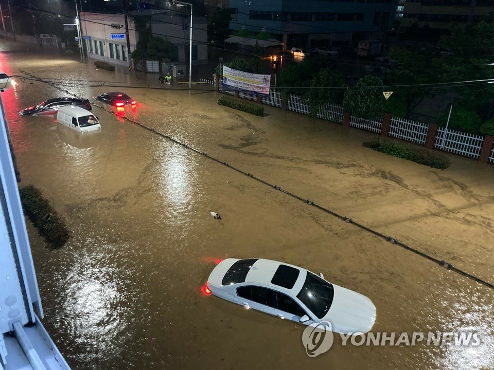 韩国遭强风暴雨致3人死亡1人失踪