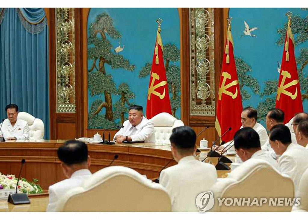 朝鲜劳动党机关报《劳动新闻》7月26日报道称，金正恩（左二）紧急召开党中央委员会政治局应急扩大会议，上调国家应急防疫级别。 韩联社/《劳动新闻》官网截图（图片仅限韩国国内使用，严禁转载复制）