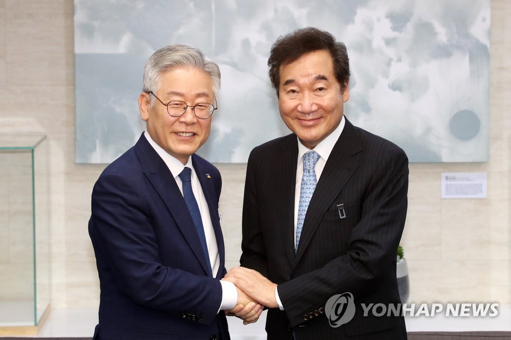 资料图片：京畿道知事李在明（左）和共同民主党议员李洛渊（右） 韩联社