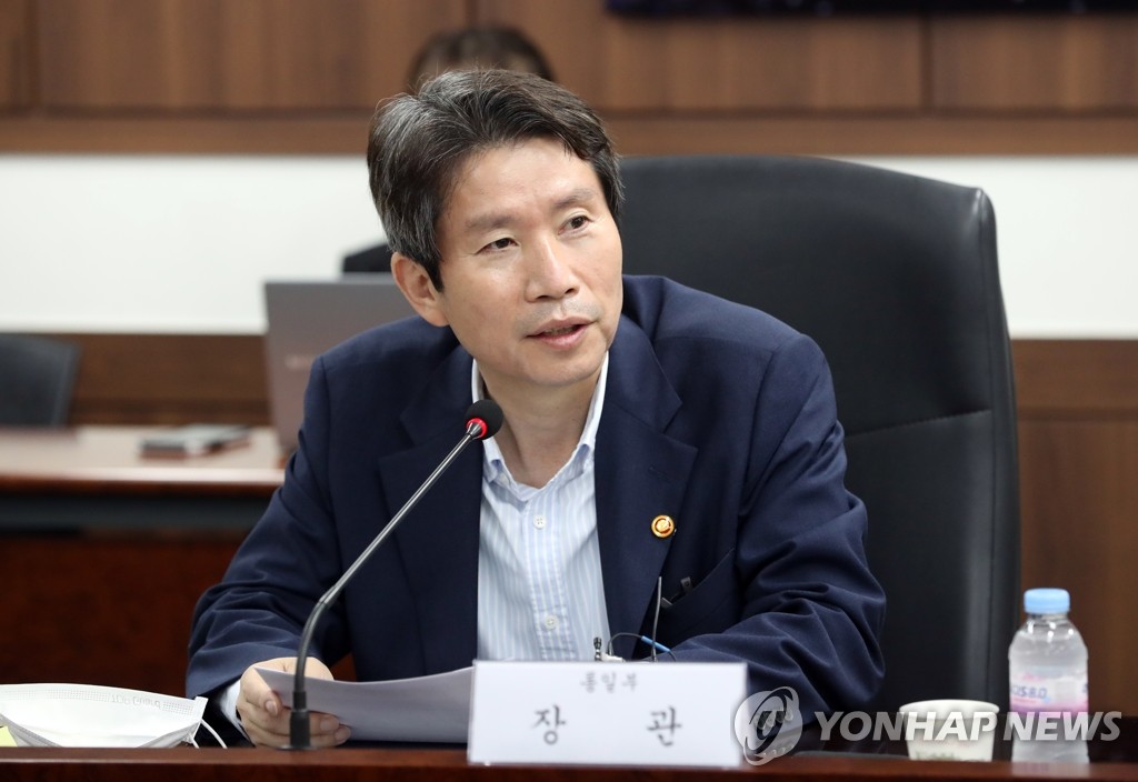 7月31日，在中央政府首尔办公楼，统一部长官李仁荣会见“对朝合作民间团体协议会”领导班子。 韩联社