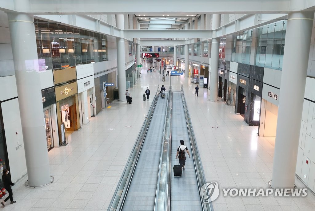 图为仁川国际机场免税店，摄于7月31日。 韩联社