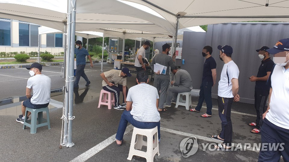 资料图片：市民在一处筛查诊所等待接受病毒检测。 韩联社