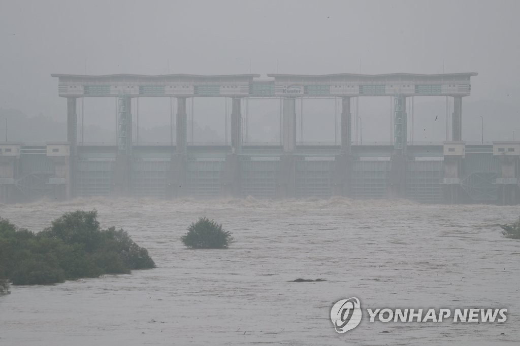 资料图片：8月5日，临津江水位攀升。 韩联社