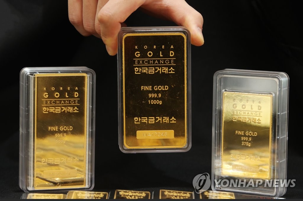 图为8月6日位于首尔钟路区韩国黄金交易所陈列的金条