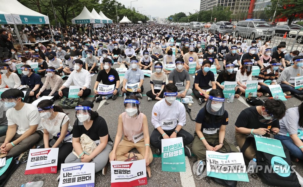 资料图片：8月7日，在首尔，大批实习医生举行罢工，抗议政府医科类高校扩招计划。 韩联社