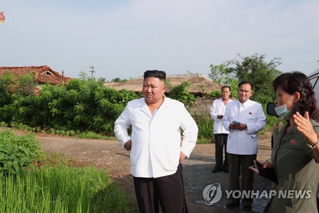 金正恩听取灾情汇报 金正恩听取灾情汇报