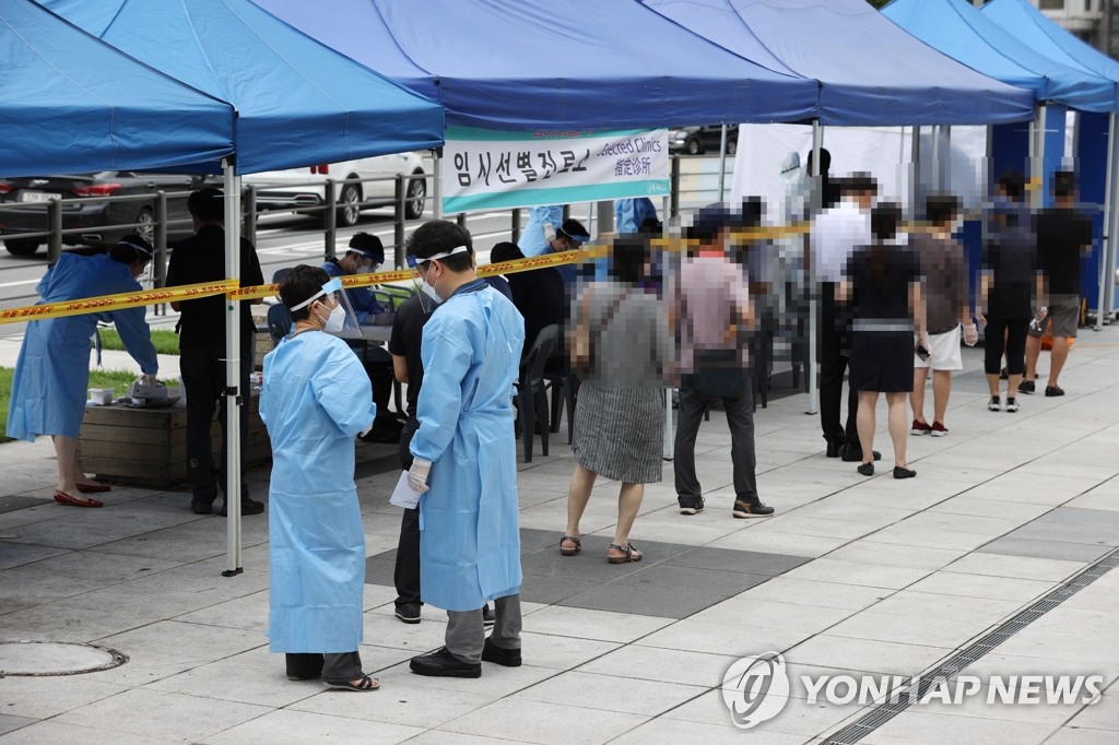 资料图片:在一筛查诊所，市民排队等候接受新冠病毒（COVID-19）检测。 韩联社 