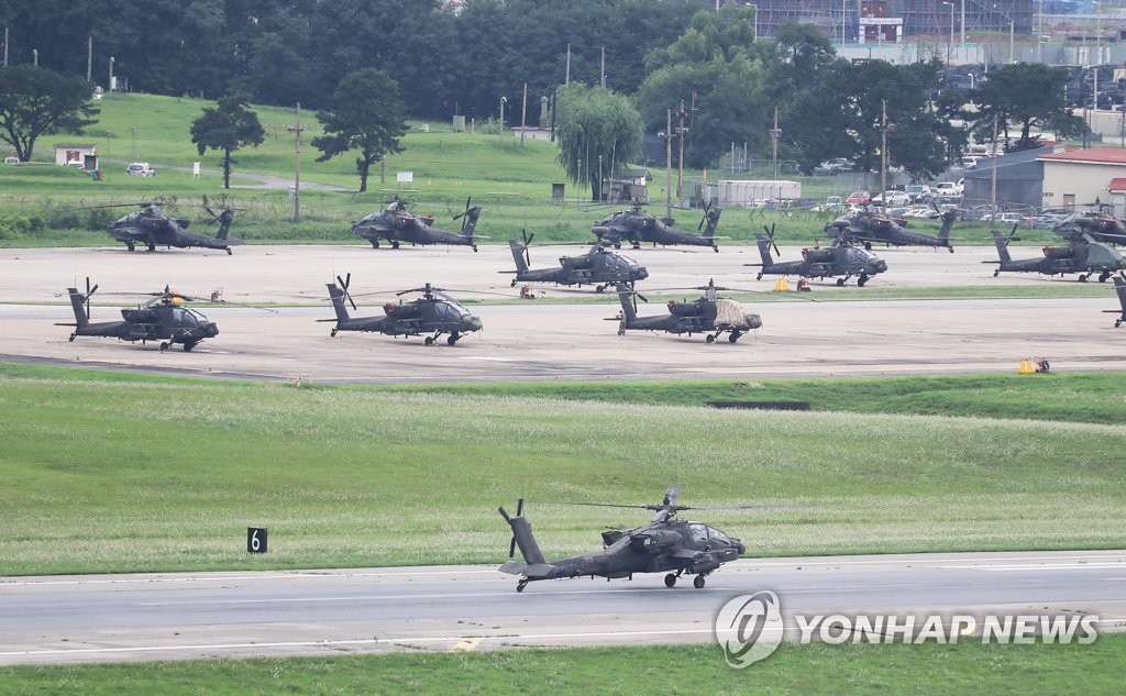 资料图片：8月11日，在位于京畿道平泽基地的汉弗莱营，多架直升机参加预演。韩美军方于当天至14日实施危机管理人员演习（CMST），并从16日至28日举行例行的下半年联合演习。 韩联社