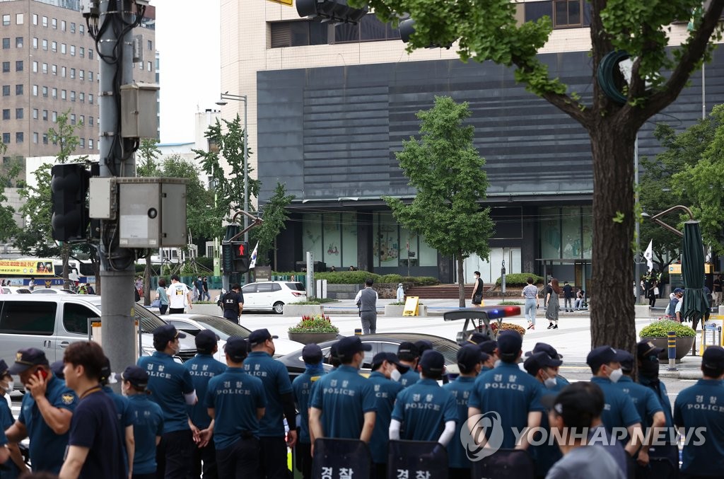 8月12日，在光化门广场对面，首尔市部署警力防范集会可能引发的疫情传播风险。 韩联社