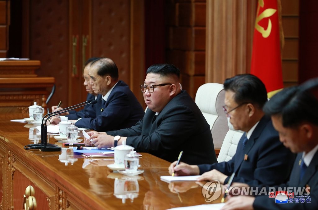 金正恩主持召开政治局会议 金正恩主持召开政治局会议