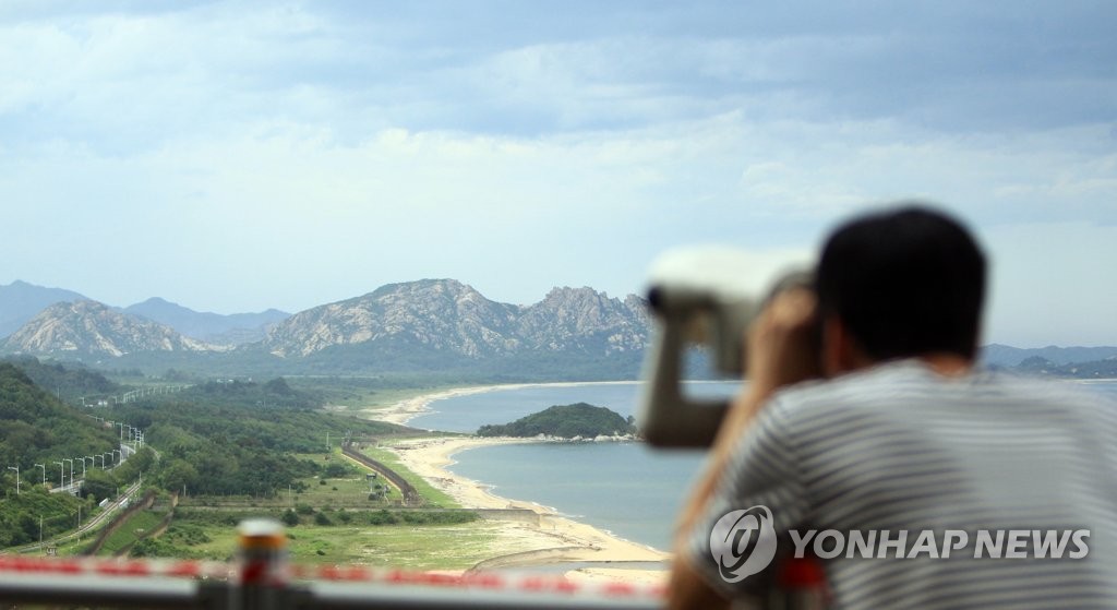 资料图片：向北瞭望朝鲜的韩方游客 韩联社