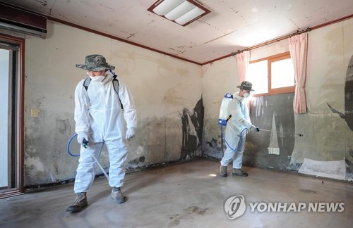 침수 가옥 <b>방역</b>하는 해병 1사단 신속기동부대