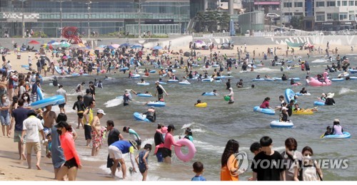 덥다 더워 해운대 바다 북적