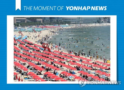 [모멘트] 장마 끝 <b>폭염</b> 시작, 해운대 피서객 '북적'