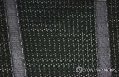다시 사라진 관중