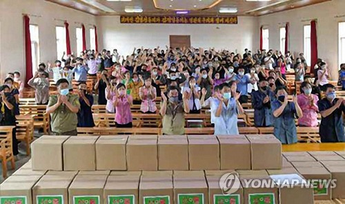 김정은이 보낸 의약품에 환호하는 <b>북한</b> 주민들