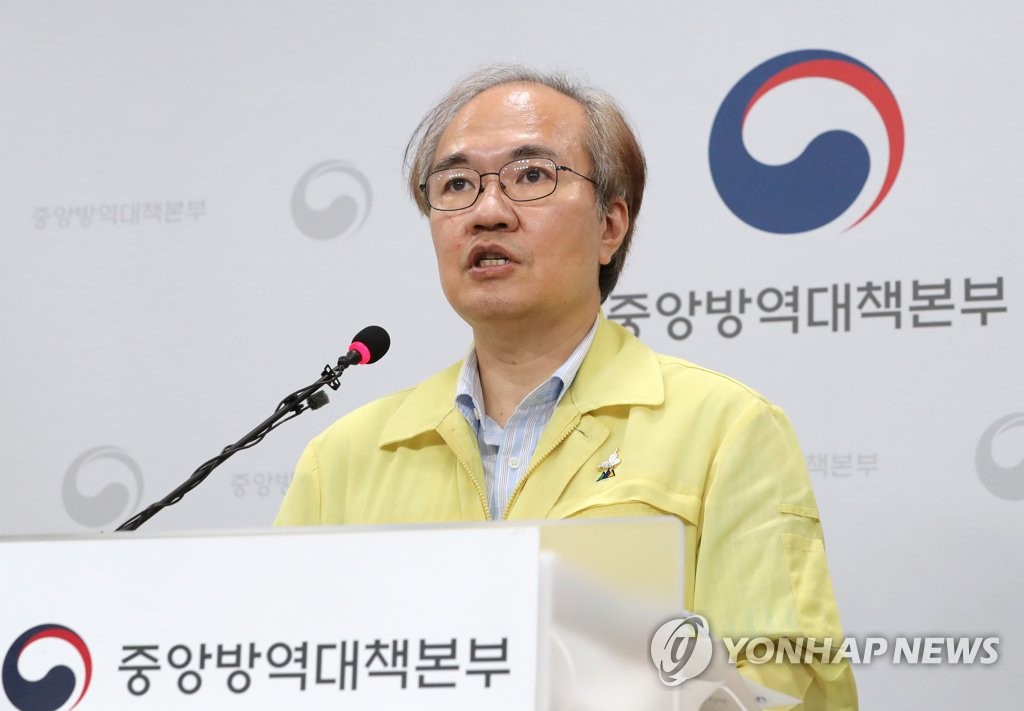 8月18日，中央防疫对策本部副本部长权埈郁在例行记者会上发言。 韩联社