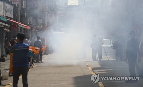 뿌연 소독약으로 채워진 거리