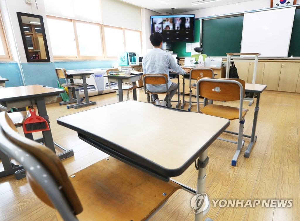 资料图片：8月19日，京畿道龙仁市一小学在线上课。 韩联社