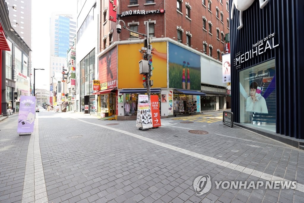 资料图片：8月24日下午，首尔明洞购物街冷清萧条。 韩联社