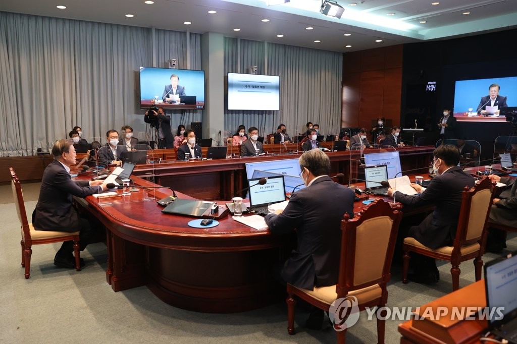 8月24日，在青瓦台，总统文在寅（左）主持幕僚会议。 韩联社