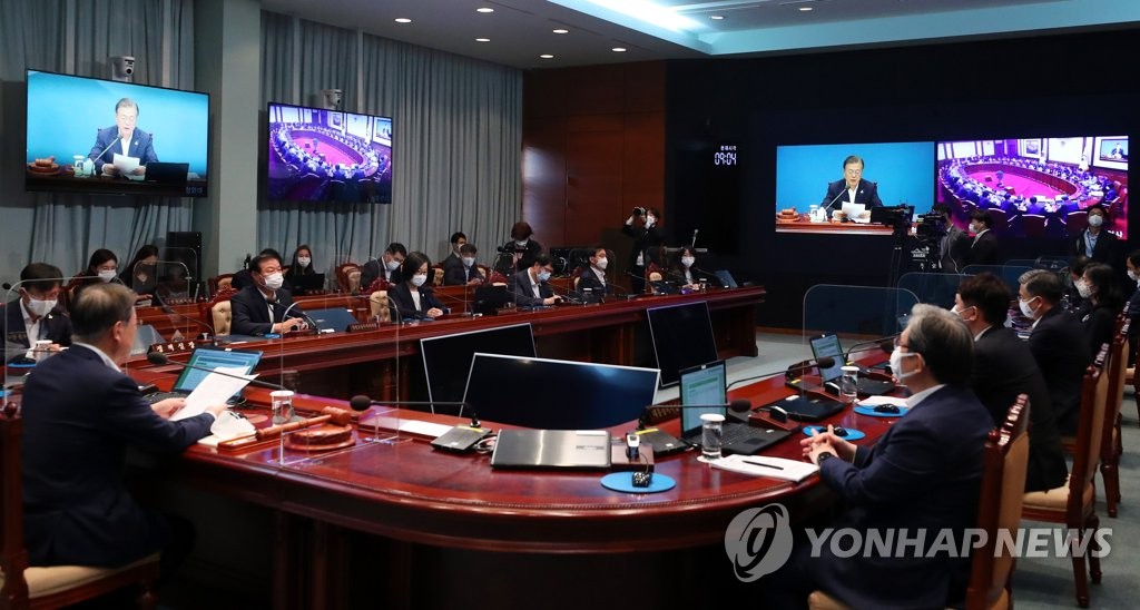 8月25日，在青瓦台，文在寅（左一）主持召开国务会议。 韩联社