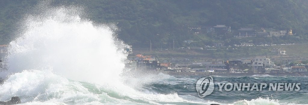 8月25日上午，济州道西归浦市海岸掀起大浪。 韩联社
