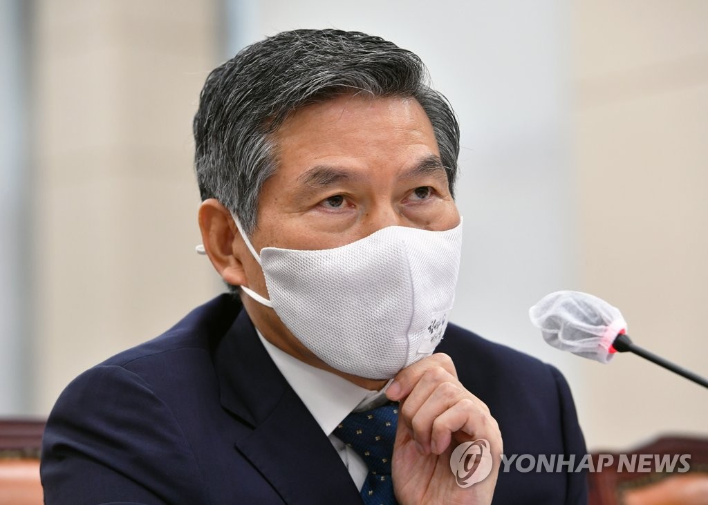 8月25日，在韩国国会，郑景斗出席国会国防委员会全体会议。 韩联社