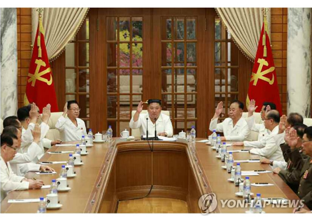 据朝鲜劳动党机关报《劳动新闻》8月26日报道,朝鲜国务委员会委员长金正恩前一日主持召开第7届中央委员会第17次政治局扩大会议,重点讨论应对新冠病毒(COVID-19)疫情及防台落实方案。 韩联社/《劳动新闻》官网截图(图片仅限韩国国内使用,严禁转载复制)