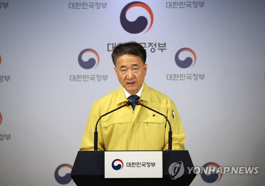 8月26日，保健福祉部长官朴凌厚举行记者会，发表谈话。 韩联社
