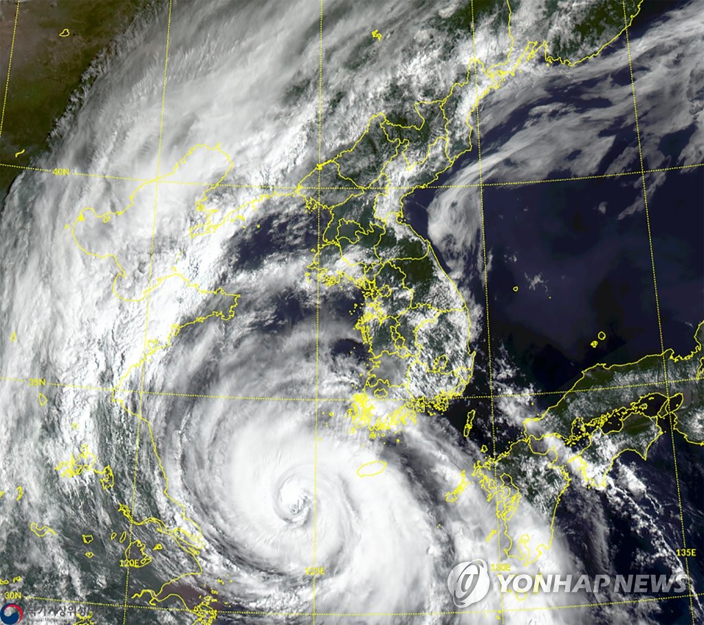 图为8月26日上午千里眼2A卫星拍摄到的台风“巴威”。 韩联社/韩国国家气象卫星中心供图（图片严禁转载复制）
