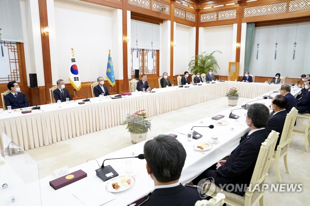 8月27日下午，在青瓦台，文在寅与韩国基督新教领袖座谈。 韩联社